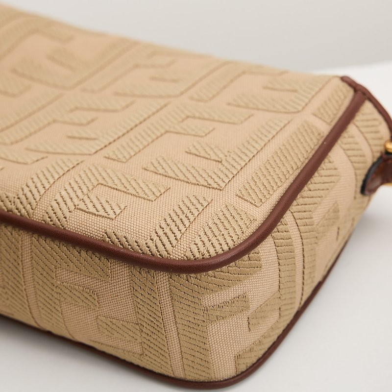 Fendi 中號刺繡法棍包/奶茶棕色-13