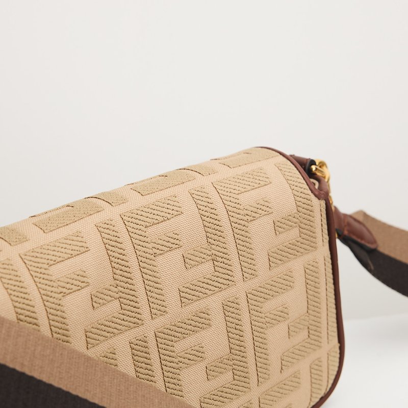 Fendi 中號刺繡法棍包/奶茶棕色-14