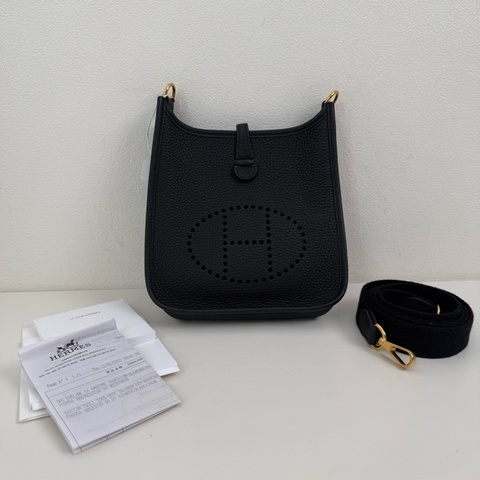 Hermes愛馬仕evelyne mini伊芙琳 黑金  單肩包斜挎包 尺寸：長寬高 17*18*5.5cm 附件：說明書 票 刷卡單