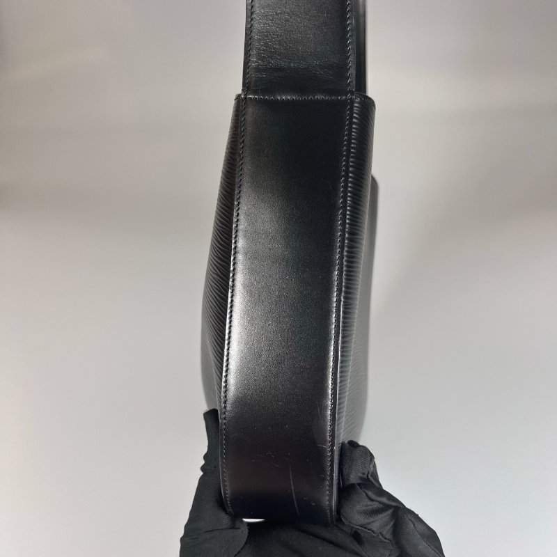 LV M52162 黑水波紋腋下包-2