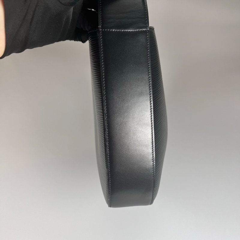 LV M52162 黑水波紋腋下包-3