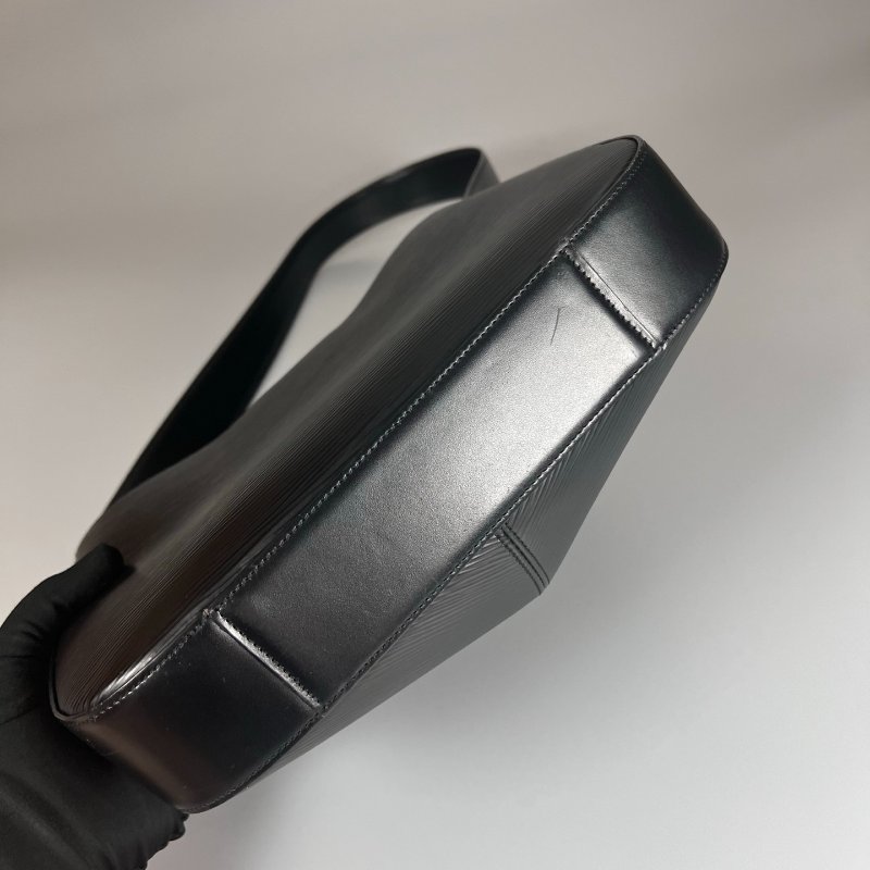 LV M52162 黑水波紋腋下包-4