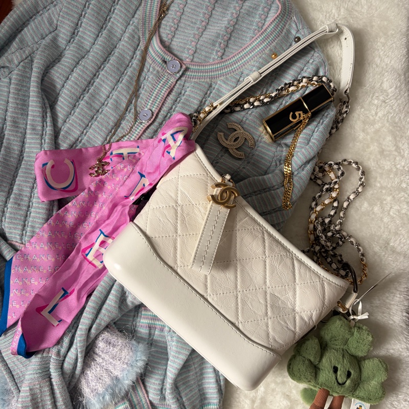 【專櫃正品】Chanel 香奈兒 Gabrielle Hobo 流浪包（小號/全白/金銀三色鍊）附購證-0