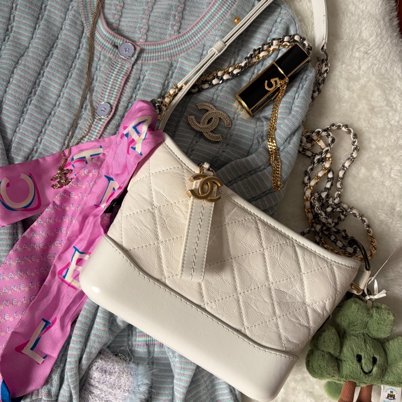 【專櫃正品】Chanel 香奈兒 Gabrielle Hobo 流浪包（小號/全白/金銀三色鍊）附購證-10