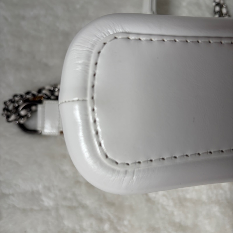 【專櫃正品】Chanel 香奈兒 Gabrielle Hobo 流浪包（小號/全白/金銀三色鍊）附購證-16