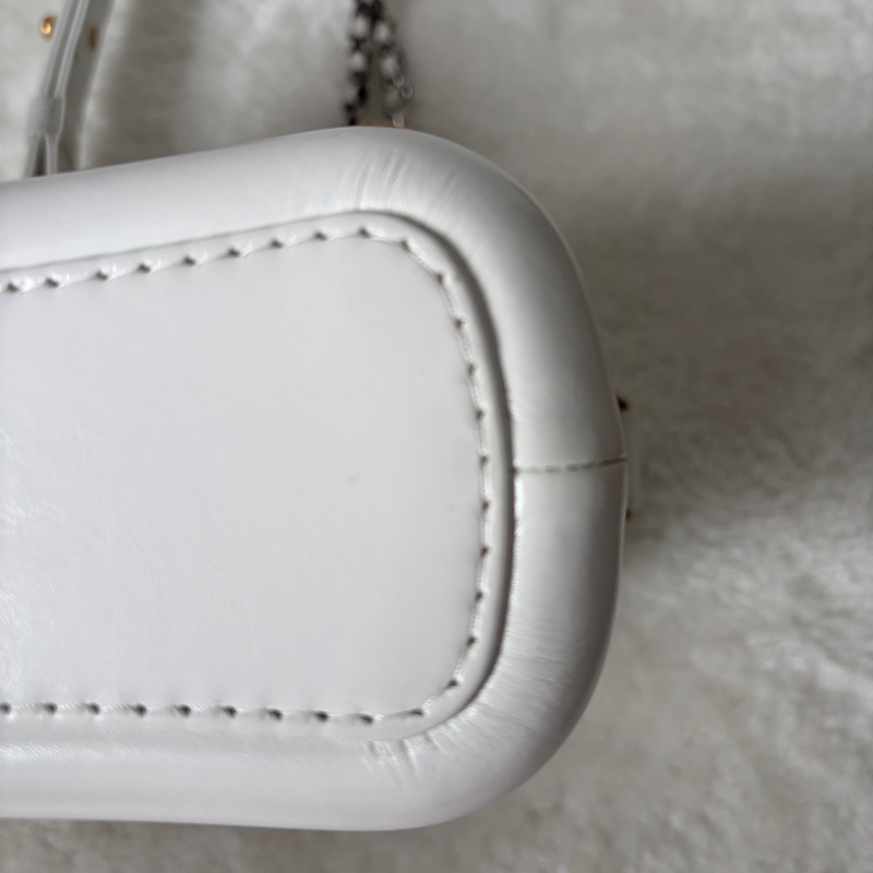 【專櫃正品】Chanel 香奈兒 Gabrielle Hobo 流浪包（小號/全白/金銀三色鍊）附購證-17