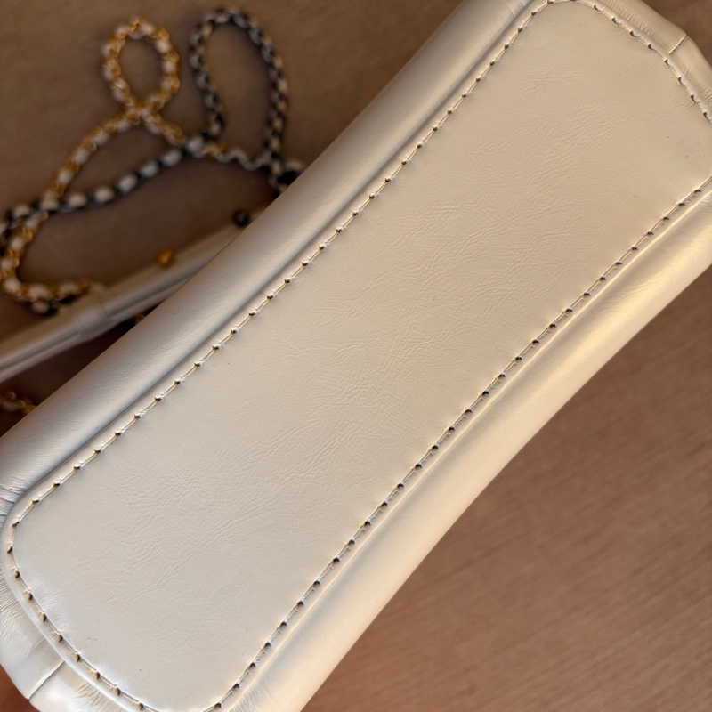【專櫃正品】Chanel 香奈兒 Gabrielle Hobo 流浪包（小號/全白/金銀三色鍊）附購證-19