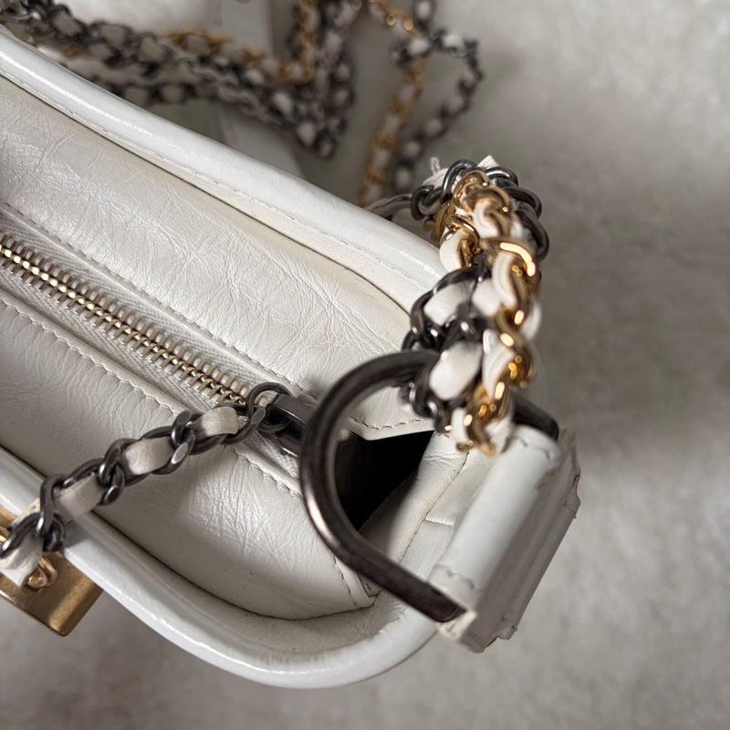 【專櫃正品】Chanel 香奈兒 Gabrielle Hobo 流浪包（小號/全白/金銀三色鍊）附購證-25