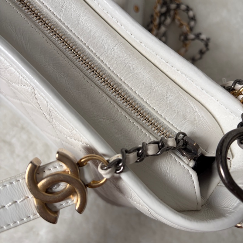 【專櫃正品】Chanel 香奈兒 Gabrielle Hobo 流浪包（小號/全白/金銀三色鍊）附購證-26