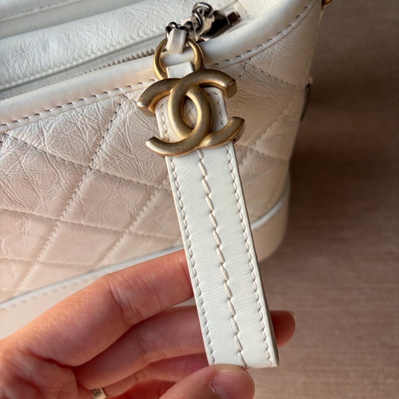 【專櫃正品】Chanel 香奈兒 Gabrielle Hobo 流浪包（小號/全白/金銀三色鍊）附購證-28