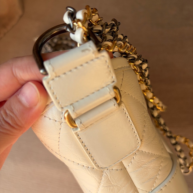 【專櫃正品】Chanel 香奈兒 Gabrielle Hobo 流浪包（小號/全白/金銀三色鍊）附購證-31