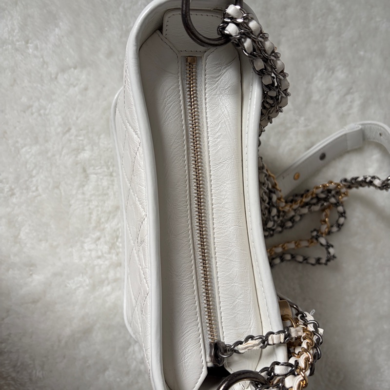 【專櫃正品】Chanel 香奈兒 Gabrielle Hobo 流浪包（小號/全白/金銀三色鍊）附購證-39