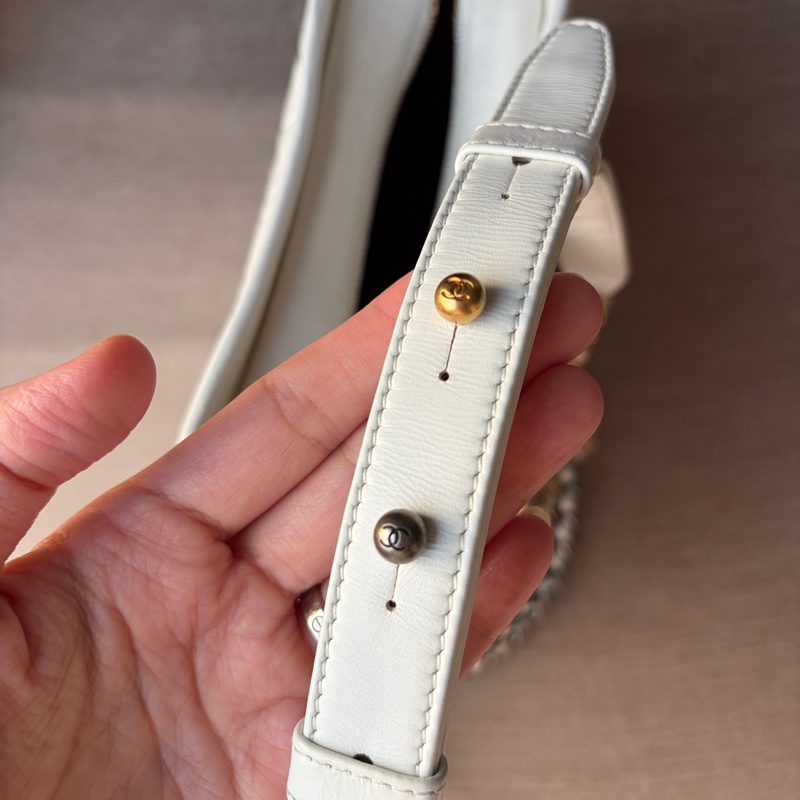 【專櫃正品】Chanel 香奈兒 Gabrielle Hobo 流浪包（小號/全白/金銀三色鍊）附購證-46