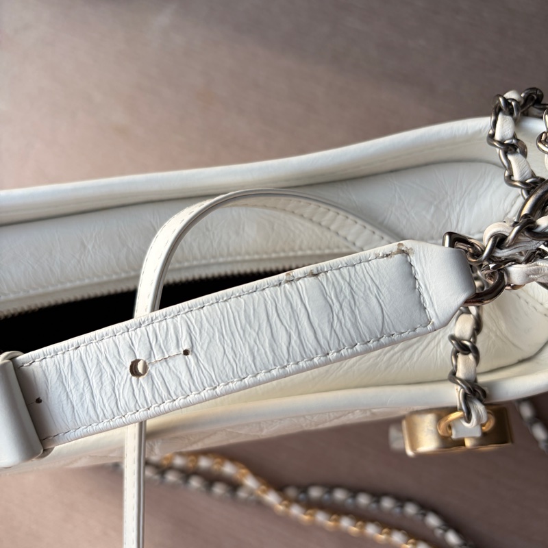 【專櫃正品】Chanel 香奈兒 Gabrielle Hobo 流浪包（小號/全白/金銀三色鍊）附購證-48