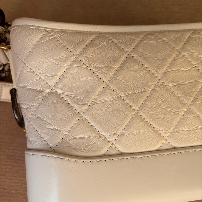 【專櫃正品】Chanel 香奈兒 Gabrielle Hobo 流浪包（小號/全白/金銀三色鍊）附購證-55