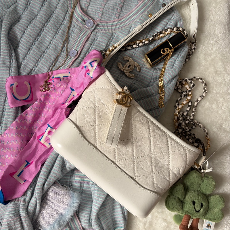 【專櫃正品】Chanel 香奈兒 Gabrielle Hobo 流浪包（小號/全白/金銀三色鍊）附購證-4