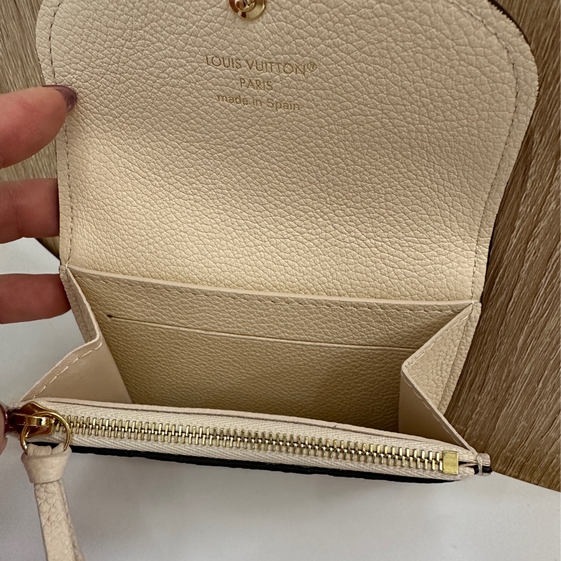 LV 米白牛皮壓紋Risalie 下蓋零錢包-4