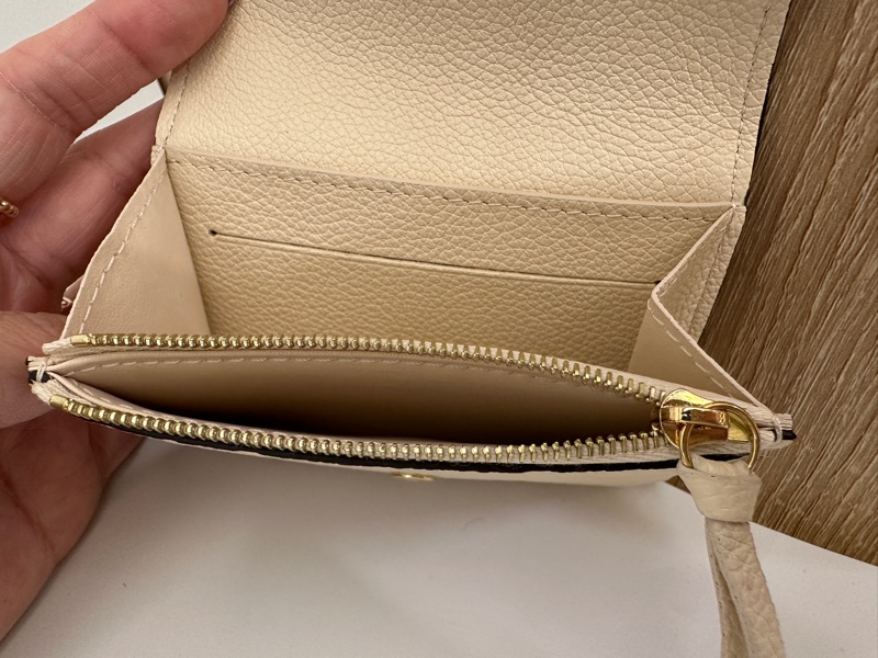 LV 米白牛皮壓紋Risalie 下蓋零錢包-5