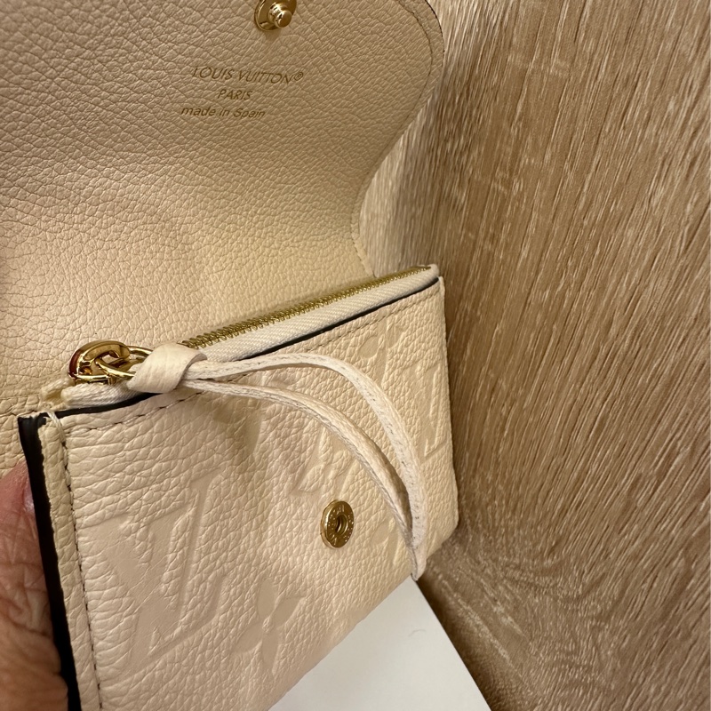 LV 米白牛皮壓紋Risalie 下蓋零錢包-7