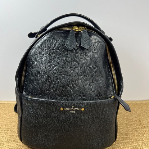 LV黑色全皮壓紋後背包小書包