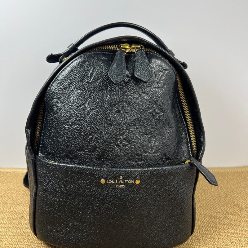 LV黑色全皮壓紋後背包小書包-0