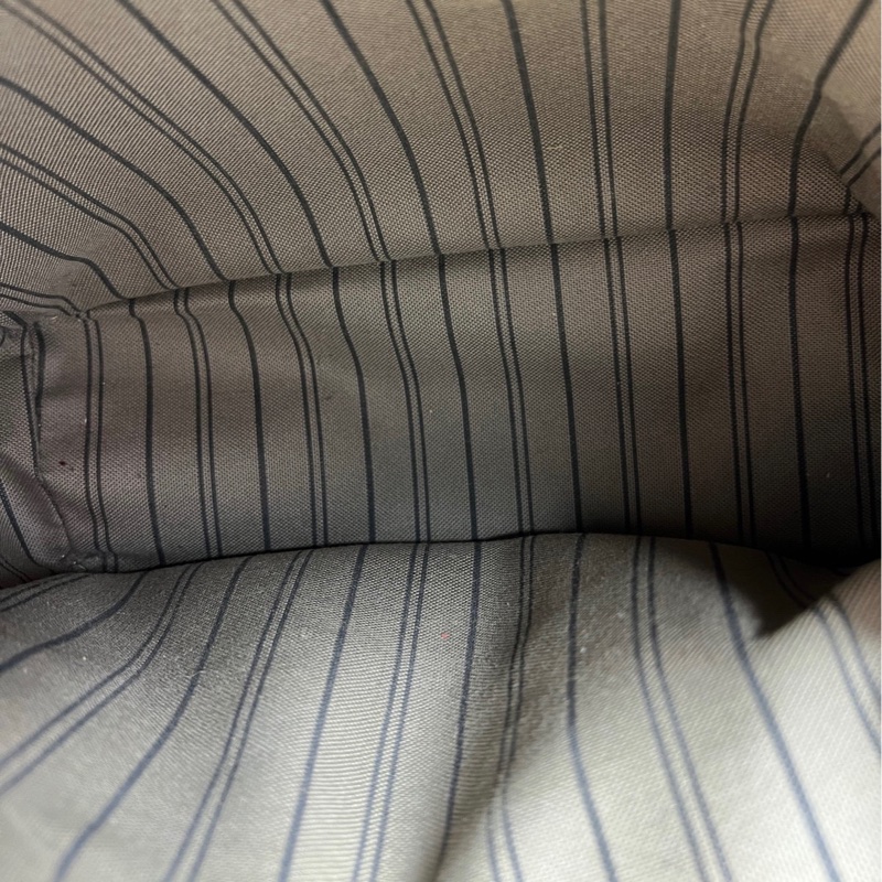 LV黑色全皮壓紋後背包小書包-5