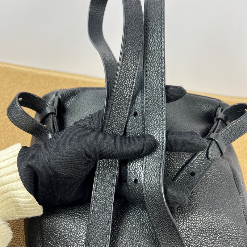 LV黑色全皮壓紋後背包小書包-6