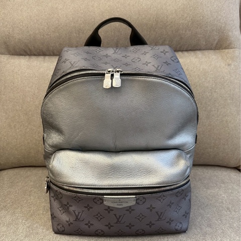LV銀老花後背包