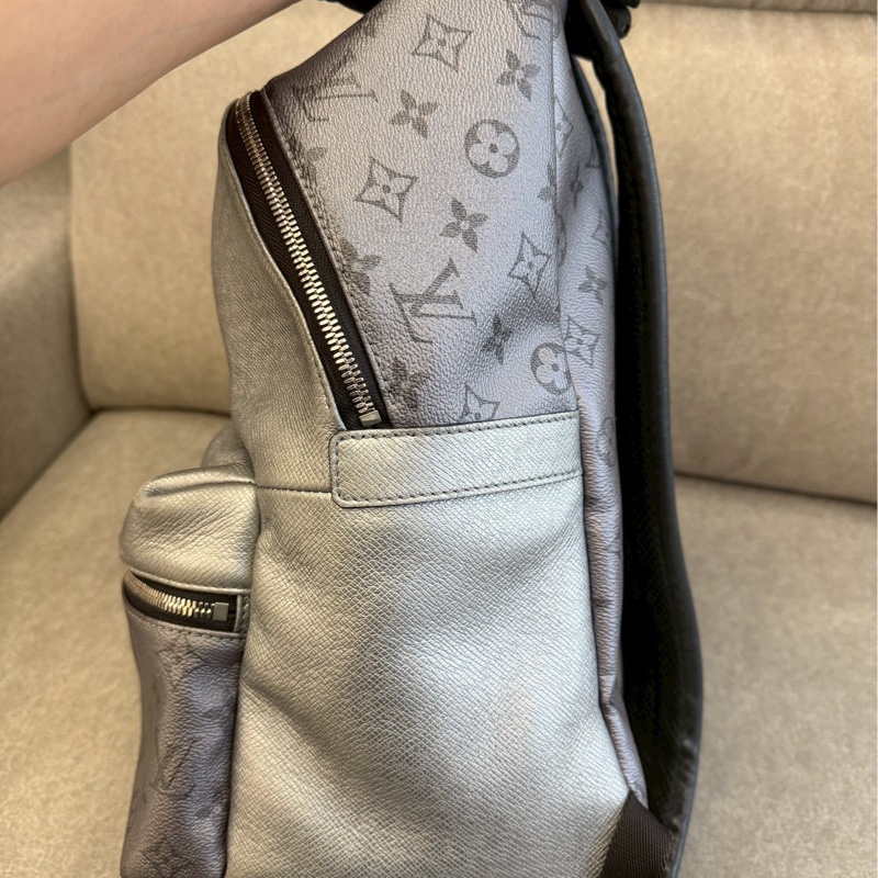 LV銀老花後背包-2