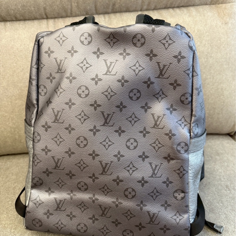 LV銀老花後背包-4