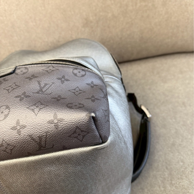 LV銀老花後背包-6