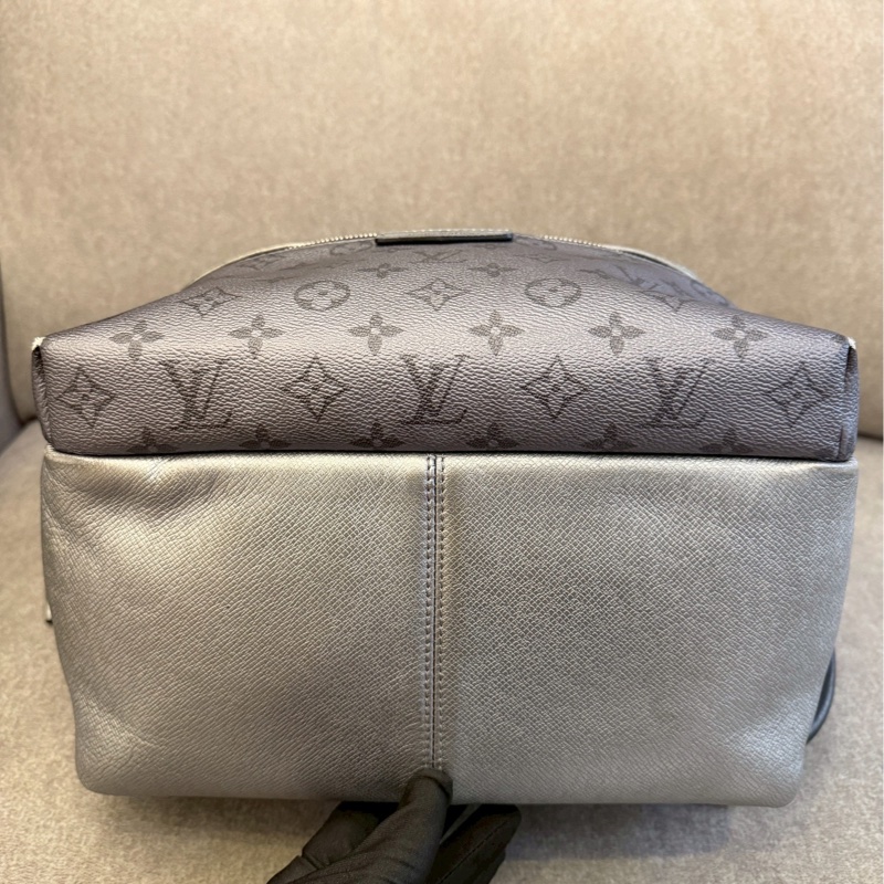 LV銀老花後背包-7