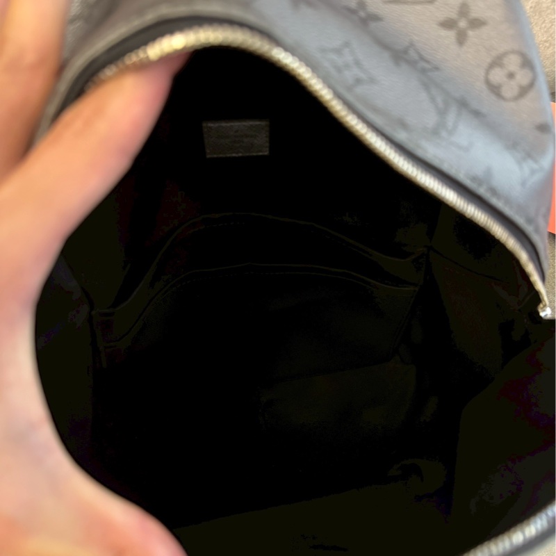 LV銀老花後背包-9