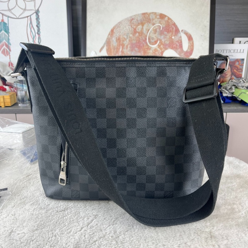 【男生的第一顆LV🕴🏻🖤全網最低價】LV Mick郵差包 黑色棋盤格斜背包-1