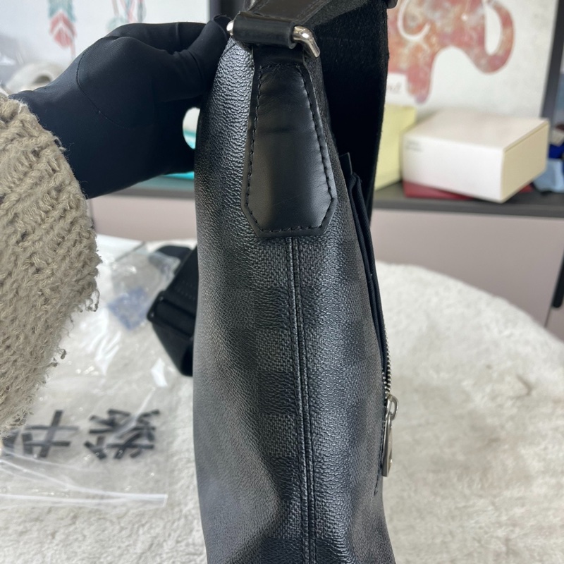 【男生的第一顆LV🕴🏻🖤全網最低價】LV Mick郵差包 黑色棋盤格斜背包-2