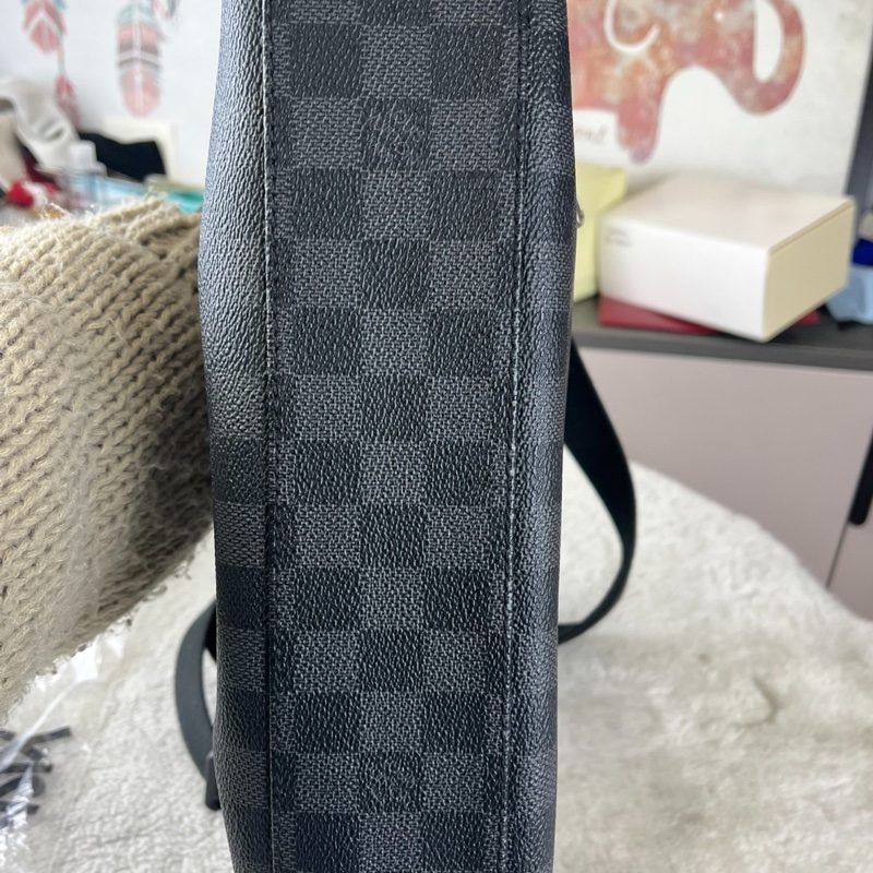 【男生的第一顆LV🕴🏻🖤全網最低價】LV Mick郵差包 黑色棋盤格斜背包-4