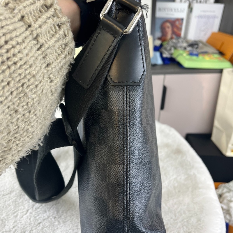 【男生的第一顆LV🕴🏻🖤全網最低價】LV Mick郵差包 黑色棋盤格斜背包-5