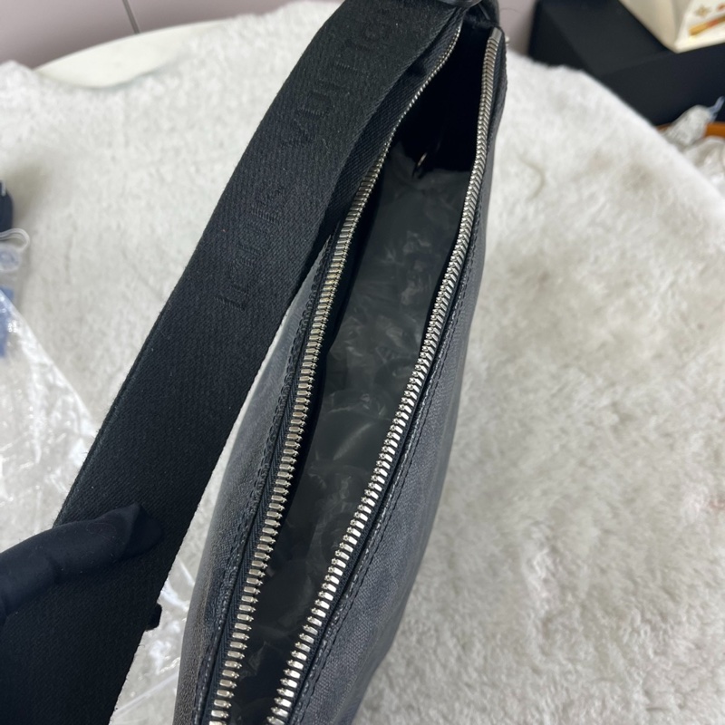 【男生的第一顆LV🕴🏻🖤全網最低價】LV Mick郵差包 黑色棋盤格斜背包-6