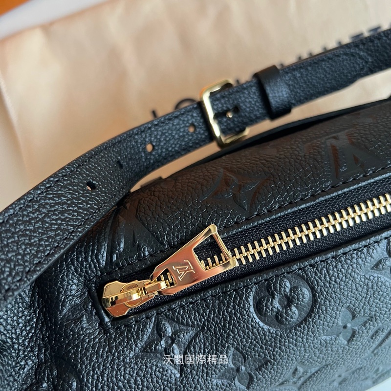 LV黑色印花腰包男女同款 M44812-7