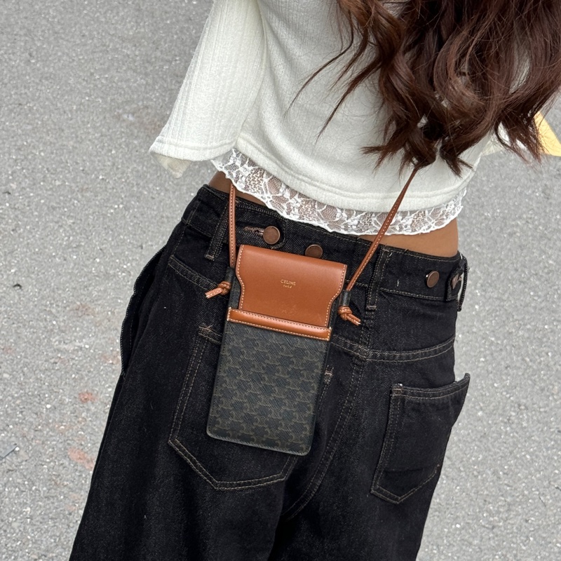 【近全新🎁】 Celine 經典凱旋門老花 手機包/斜背包 (專櫃45,000)-0