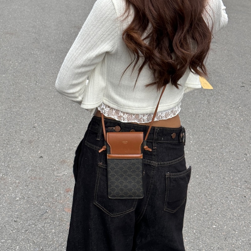 【近全新🎁】 Celine 經典凱旋門老花 手機包/斜背包 (專櫃45,000)-11