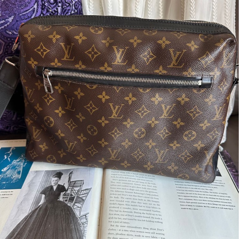路易威登lv 路易威登 托特包 中古 老花 肩背包 郵差包 通勤包 二手包 經典款 黑色 適合男生 女生 Louis Vuitton Monogram Macassar Torres Messenger Bag-13