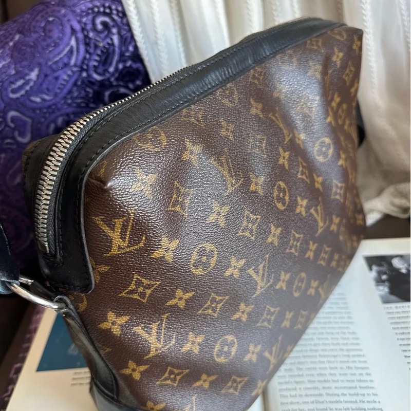 路易威登lv 路易威登 托特包 中古 老花 肩背包 郵差包 通勤包 二手包 經典款 黑色 適合男生 女生 Louis Vuitton Monogram Macassar Torres Messenger Bag-19