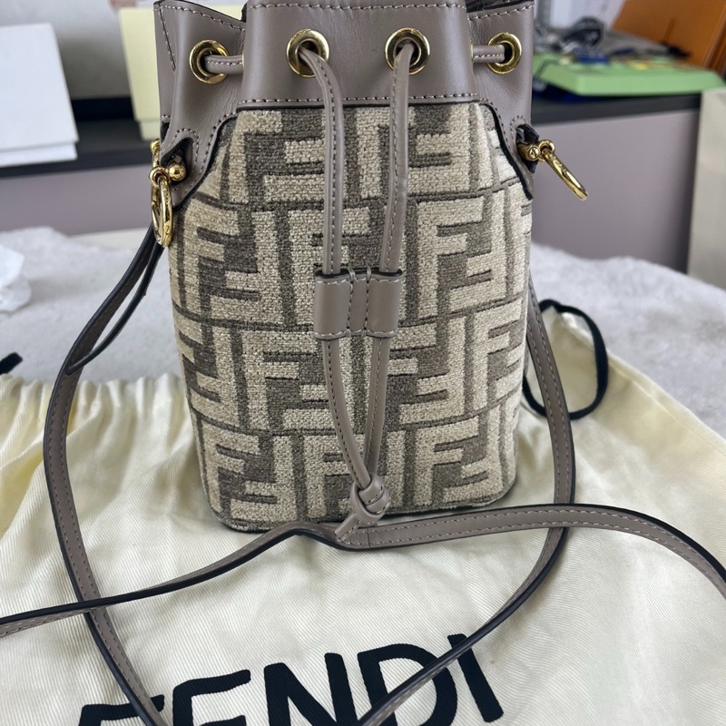 【一顆溫柔燕麥棕🧴全網最低價】Fendi mini tresor 水桶包|斜背包-1