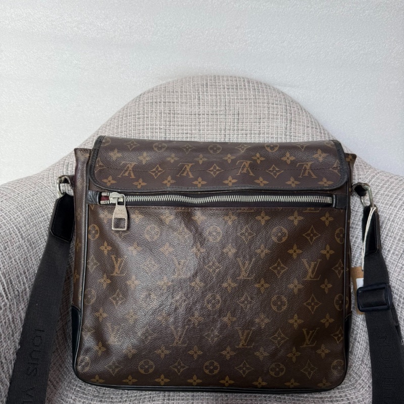 【男朋友都搶著背!這顆LV公文斜背包太帥了!】LV M56715 男士單肩包-2