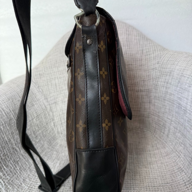 【男朋友都搶著背!這顆LV公文斜背包太帥了!】LV M56715 男士單肩包-3