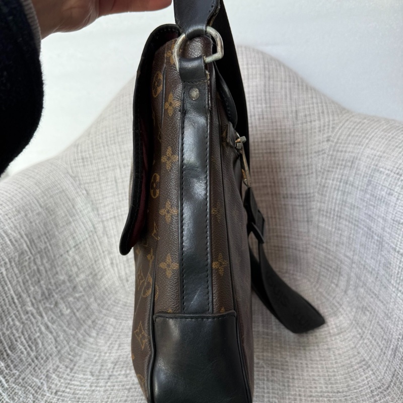 【男朋友都搶著背!這顆LV公文斜背包太帥了!】LV M56715 男士單肩包-4