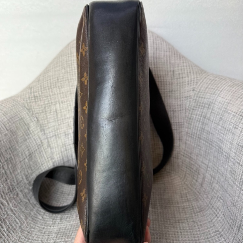 【男朋友都搶著背!這顆LV公文斜背包太帥了!】LV M56715 男士單肩包-5