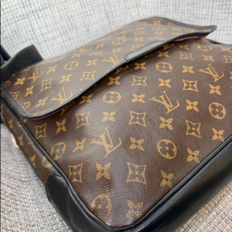 【男朋友都搶著背!這顆LV公文斜背包太帥了!】LV M56715 男士單肩包-6