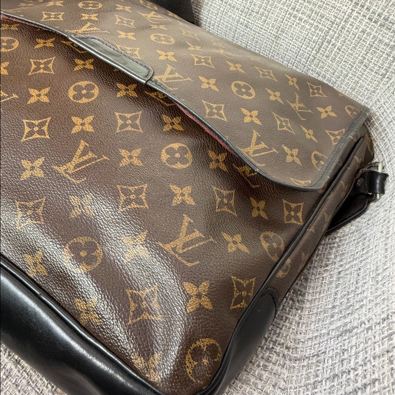 【男朋友都搶著背!這顆LV公文斜背包太帥了!】LV M56715 男士單肩包-7